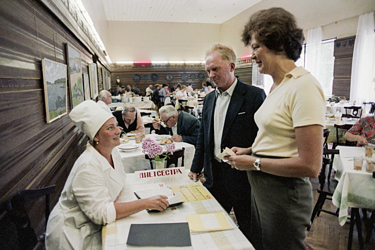 Los visitantes consultan con un nutricionista en el sanatorio de la fábrica Hoz y martillo de Moscú, 1981