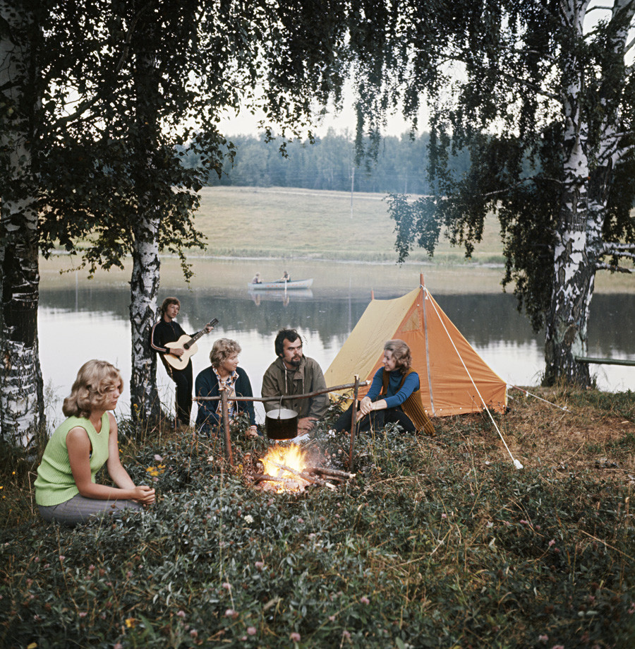 Acampando en la región de Kostromá, 1976