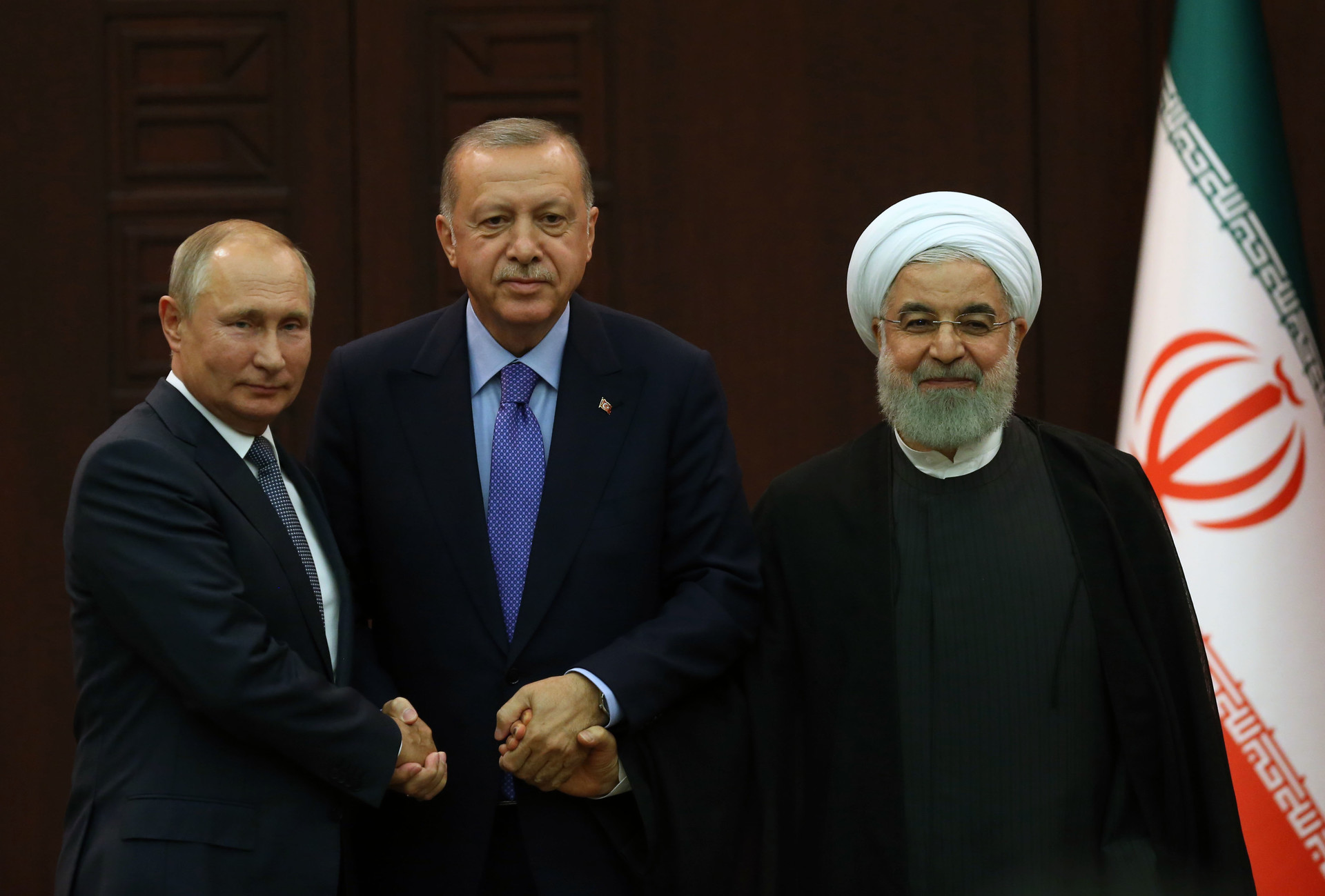 Presiden Turki Recep Tayyip Erdogan, Presiden Rusia Vladimir Putin, dan Presiden Iran Hassan Rouhani berfoto bersama setelah pertemuan di Ankara, Turki, pada 16 September 2019.