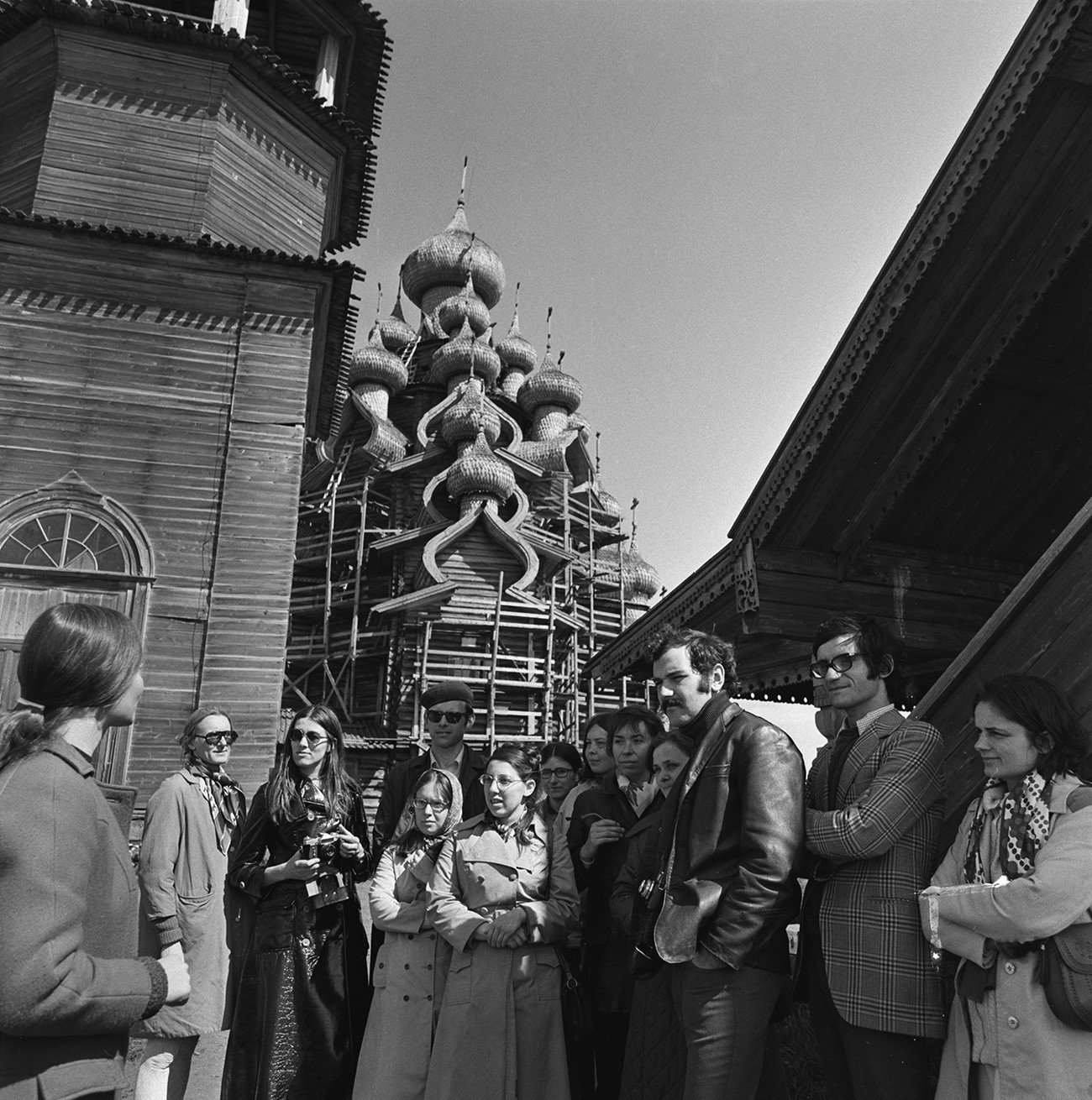 Turistas estrangeiros visitante o museu de arquitetura de madeira em Kiji, 1972