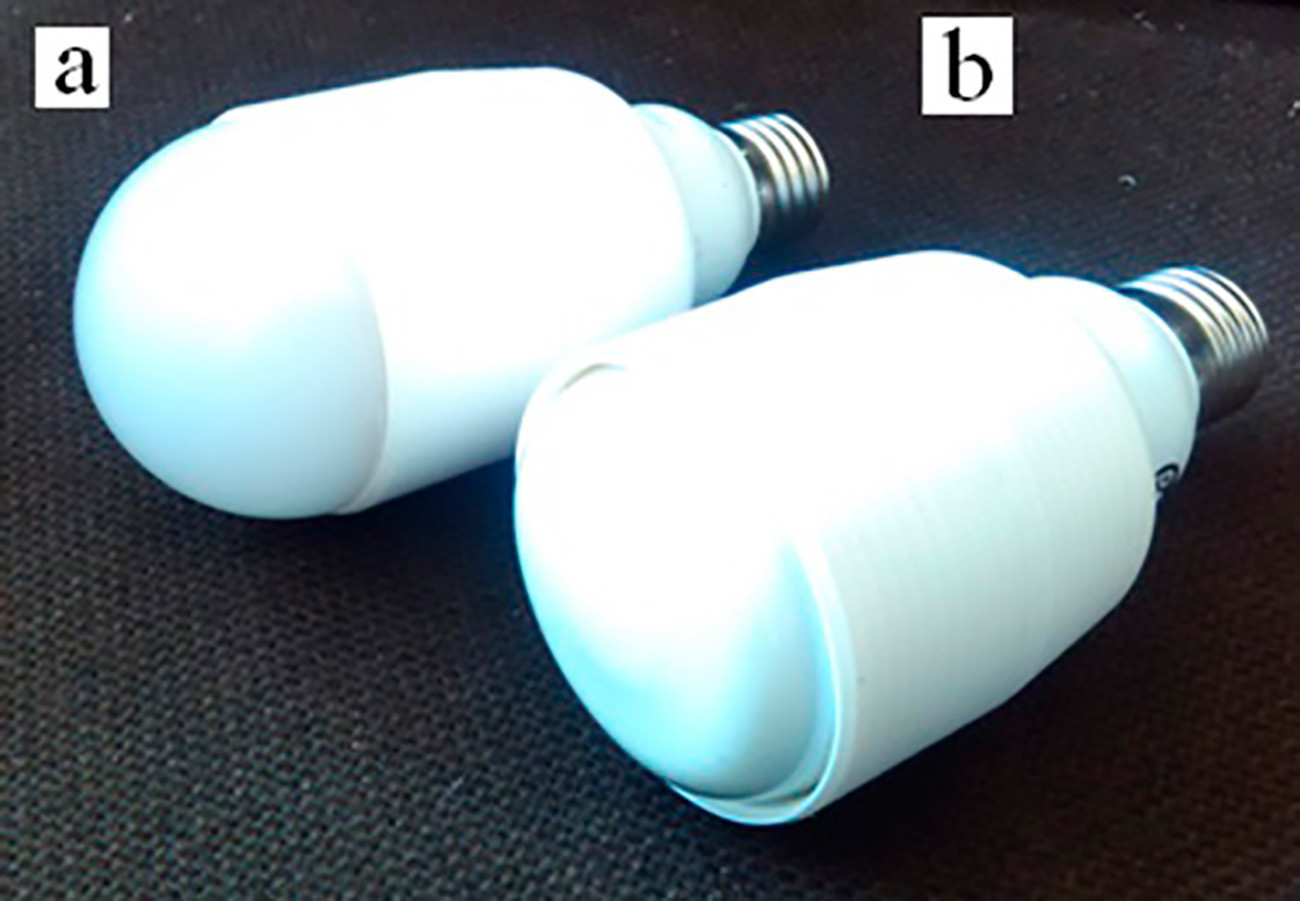 Protótipos de laboratório de lâmpadas catodoluminescentes com conversor de voltagem embutido para uma tampa E27 com um difusor (a) e sem (b). A energia luminosa é de até 250 lúmens, que é equivalente a uma lâmpada incandescente de 25 watts, mas o consumo de energia é de apenas 5,5 watts