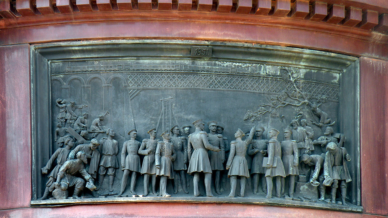 Nicholas I approving the construction of the Verebya bridge (part of the bas-relief on the monument to Nicholas I in St. Petersburg).