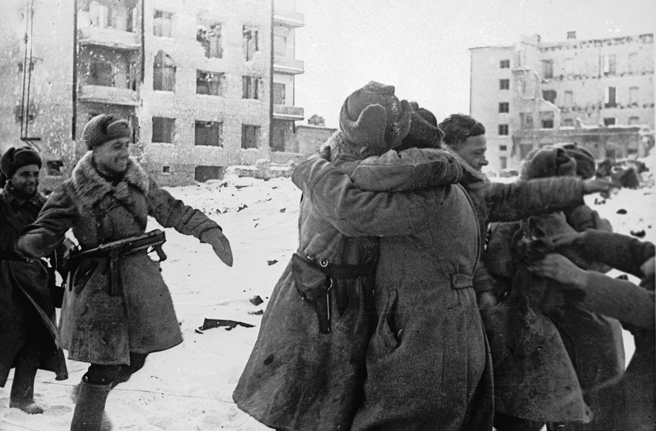 Sowjetische Soldaten feiern den Sieg in der Schlacht von Stalingrad.

