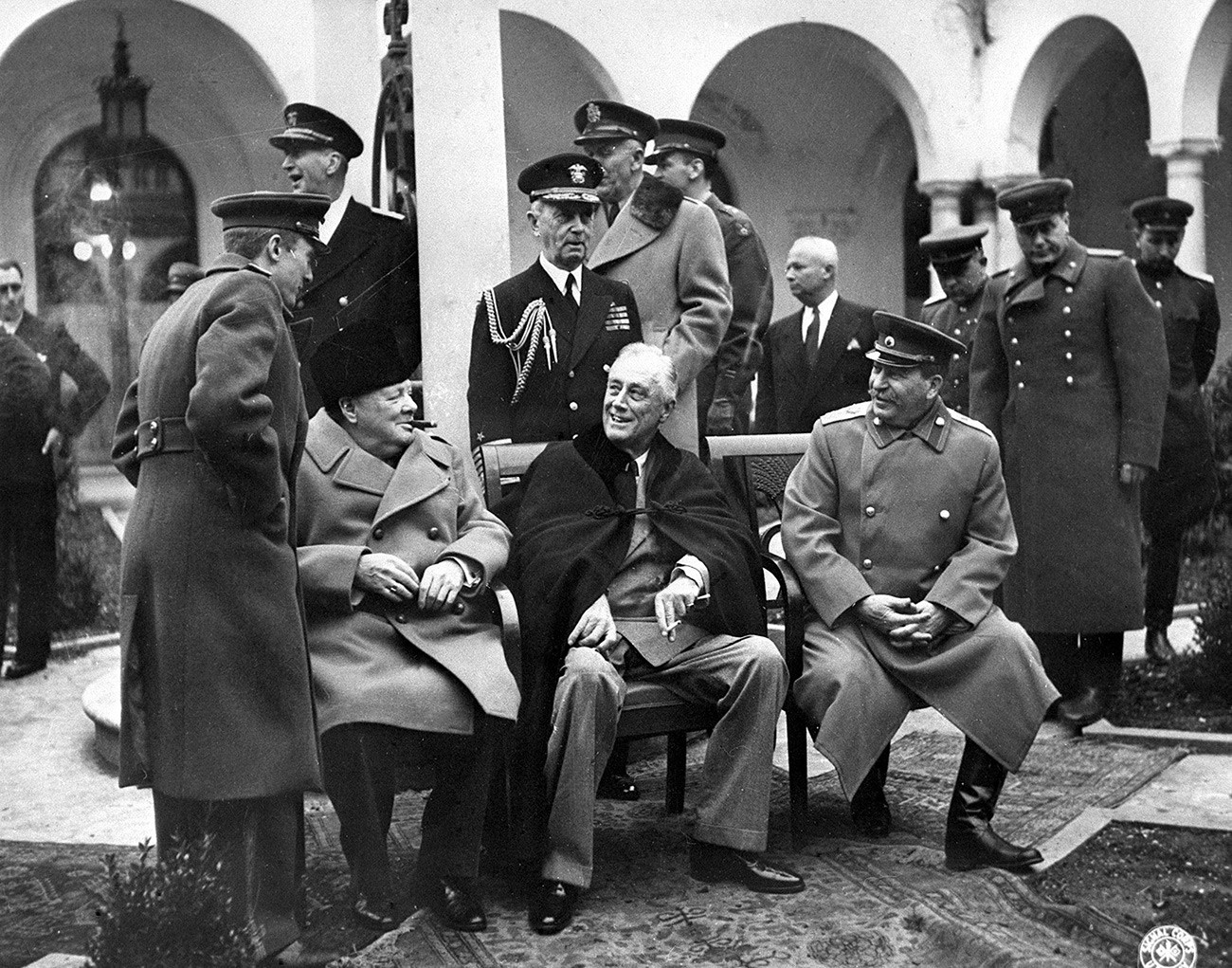 V.l.n.r. Der britische Premierminister Winston Churchill, US-Präsident Franklin D. Roosevelt und das sowjetische Staatsoberhaupt Josef Stalin im Februar 1945 auf der Jalta-Konferenz (Krim).