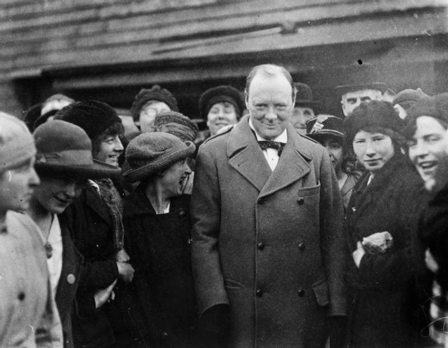 Војна индустрија у Великој Британији за време Првог светског рата. Министар муниције Винстон Черчил са радницама фабрике близу Глазгова током посете 9. октобра 1918.
