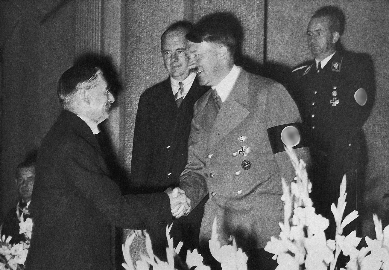 Le dictateur allemand Adolf Hitler serre la main du premier ministre britannique Neville Chamberlain à l'hôtel Dressen à Godesberg, le 22 septembre 1938. Les deux se sont rencontrés pour discuter de l'occupation allemande de la région des Sudètes.