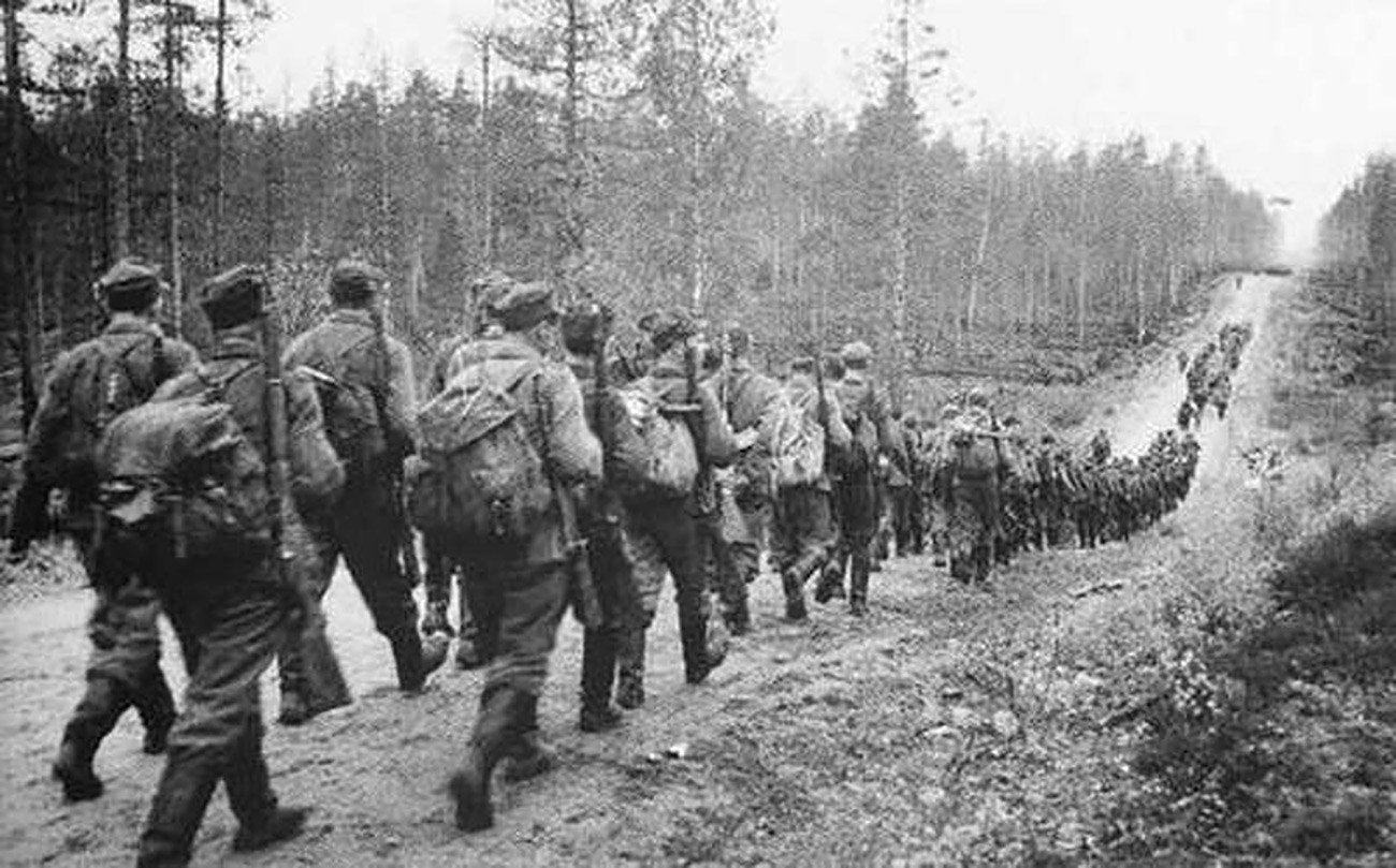 Finnische Truppen auf dem Marsch