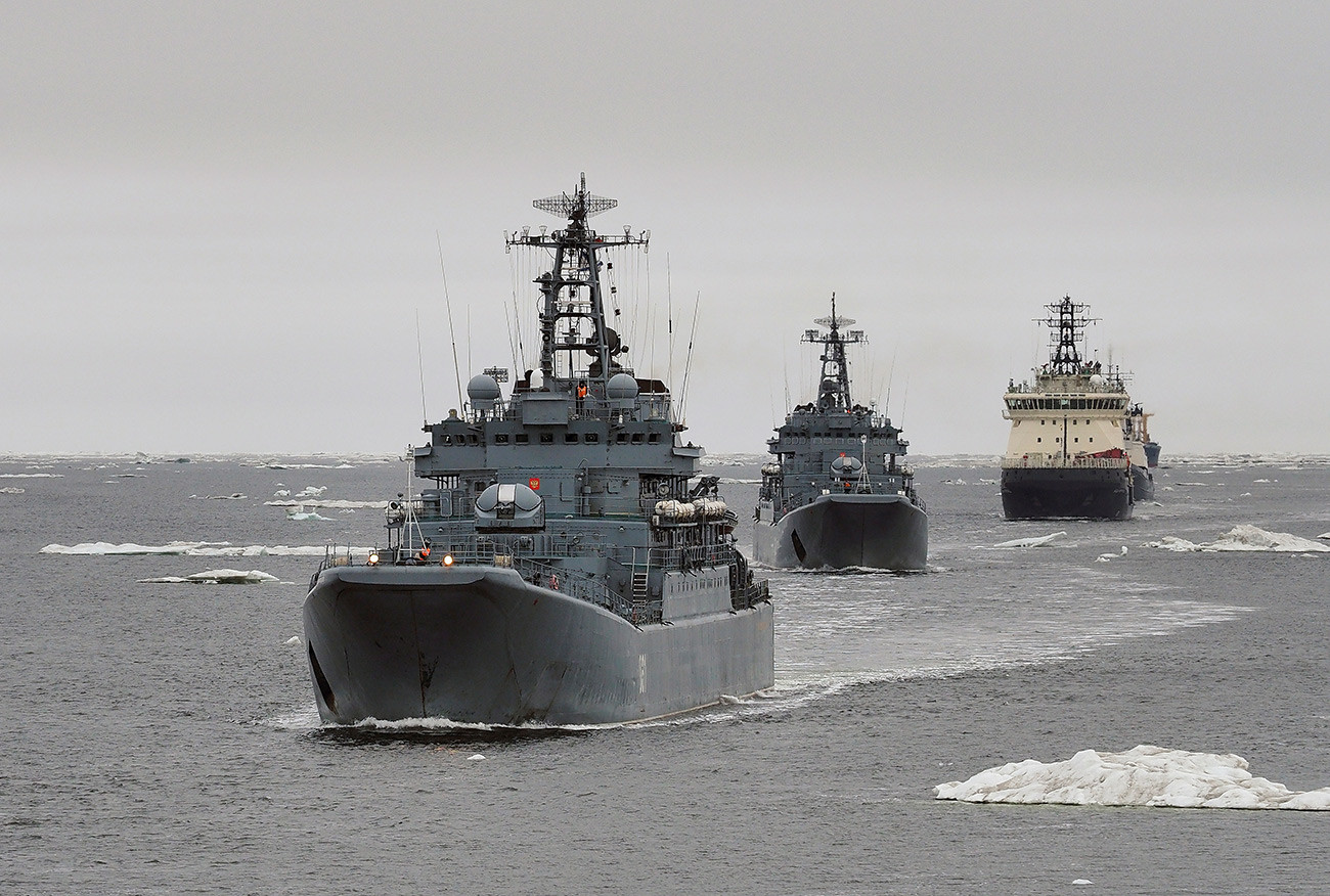 Grands navires de débarquement Alexandre Otrakovski et Kondopoga et le brise-glace Ilia Mouromets durant une expédition dans les mers arctiques