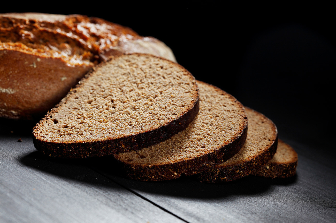 Черных хлеб. Кусок ржаного хлеба. Кусочек хлеба. Кусок черного хлеба. Ломоть хлеба.