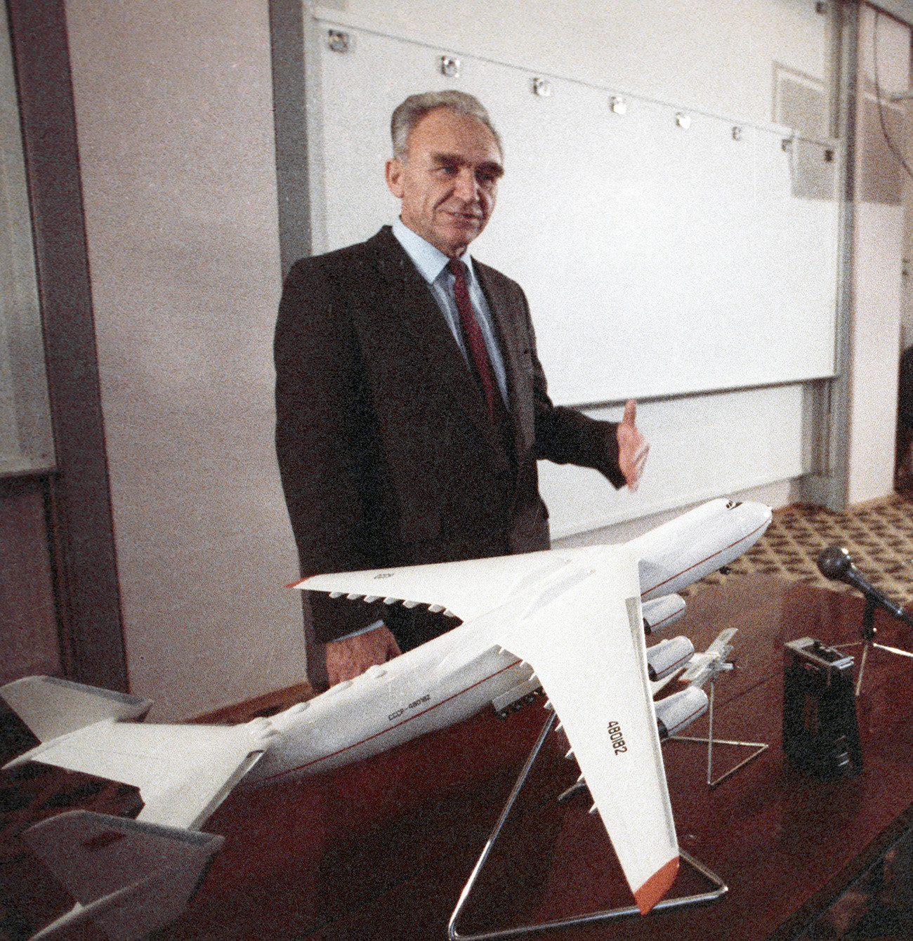 航空機技術者ピョートル・バラブエフとAn‐225の模型