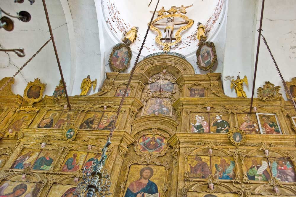 Belozersk. Church of the Dormition. Upper rows of icon screen. Photo: August 2009