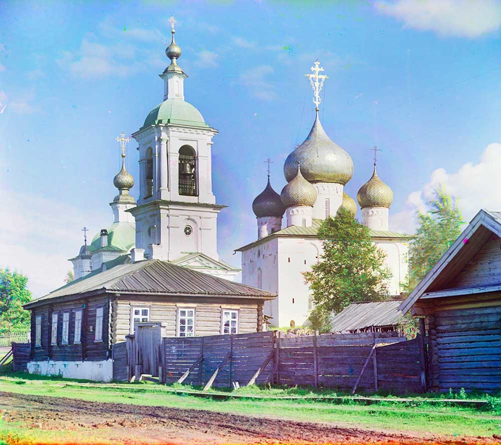 Belozersk. Bell tower & Epiphany Church (left); Church of the Dormition. Northwest view. Foreground: Parish house & enclosed yard. Photo: Summer 1909 
