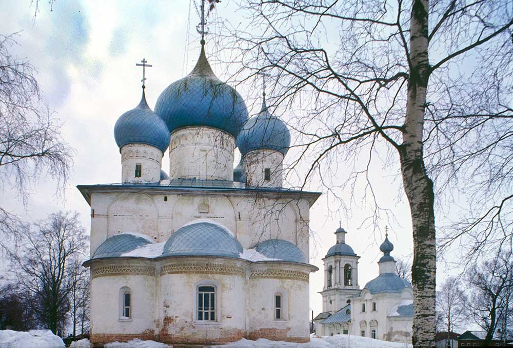 Church of the Dormition, east view. On right: Church of the Epiphany. Photo: March 1998