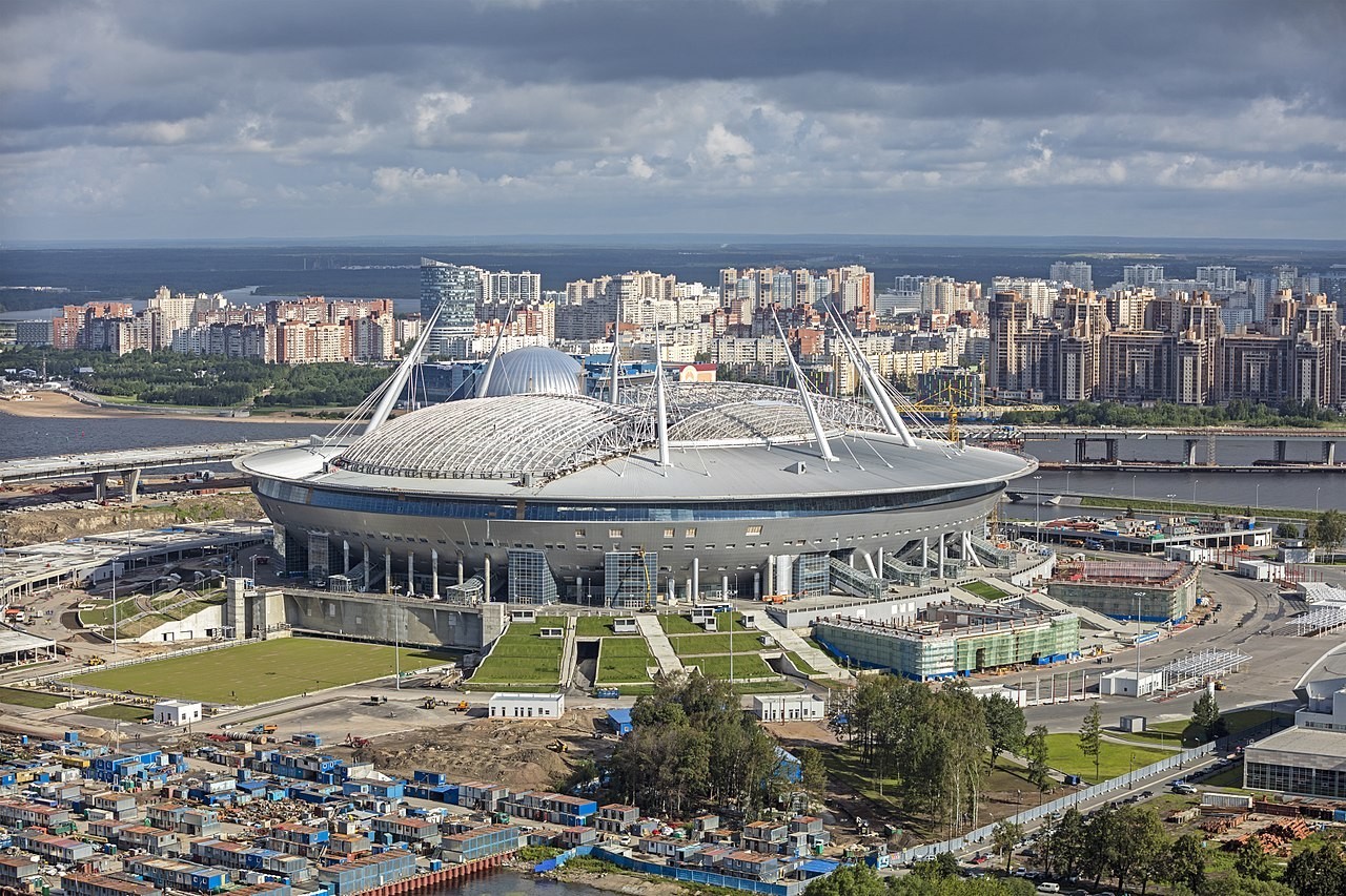 El estadio de Krestovski, también conocido como Gazprom Arena, que debe su nombre a su constructor, el gigante energético ruso, fue construido en 2017 y ahora alberga el famoso club local Zenit.