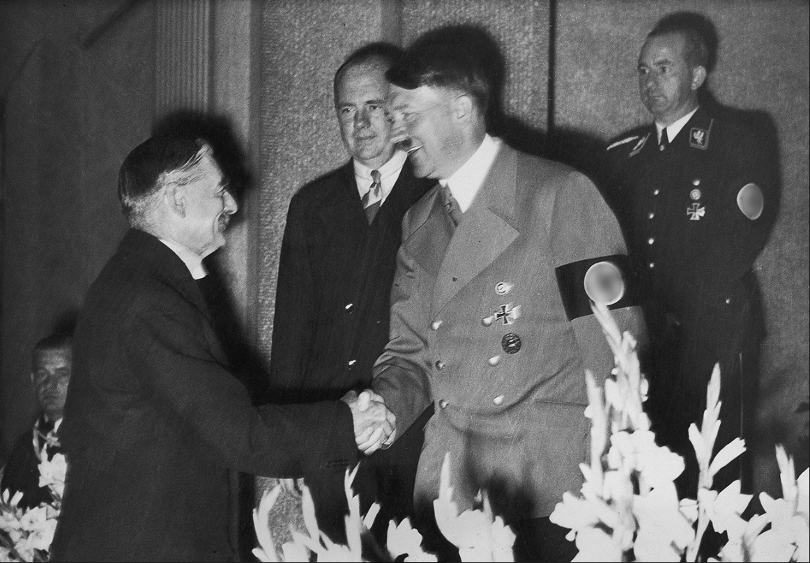 Adolf Hitler se rokuje z britanskim premierjem Nevillom Chamberlainom (1938)