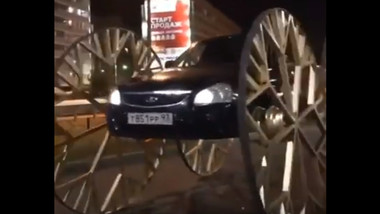 Руската полиција го казни сопственикот на највисоката на светот Lada Priora за тркалата од 72 инчи