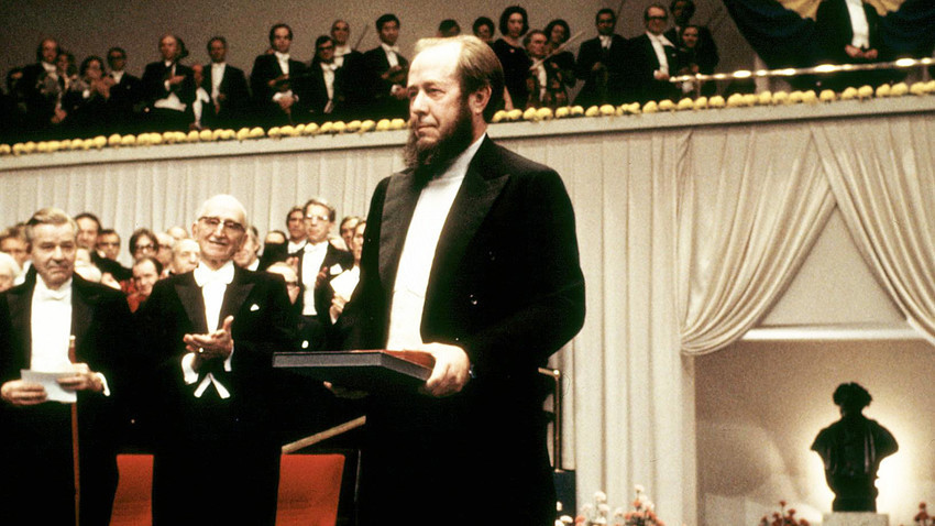 Протераниот руски писател Александар Солженицин на доделувањето на Нобеловата награда во Стокхолм, 10 декември 1970 година.