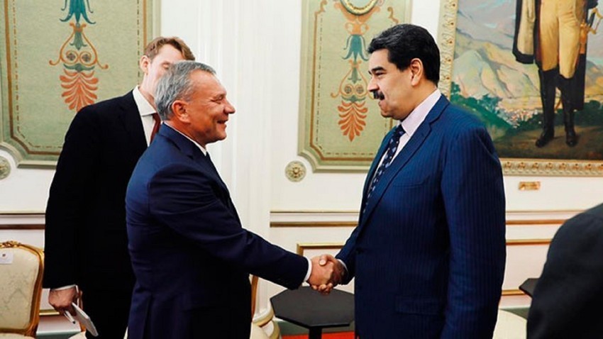 O vice-premiê russo, Iúri Boríssov, (à esq.) e o presidente venezuelano Nicolás Maduro