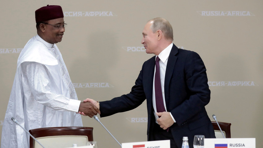 Руски председник Владимир Путин и председник Нигера Махамаду Исуфу