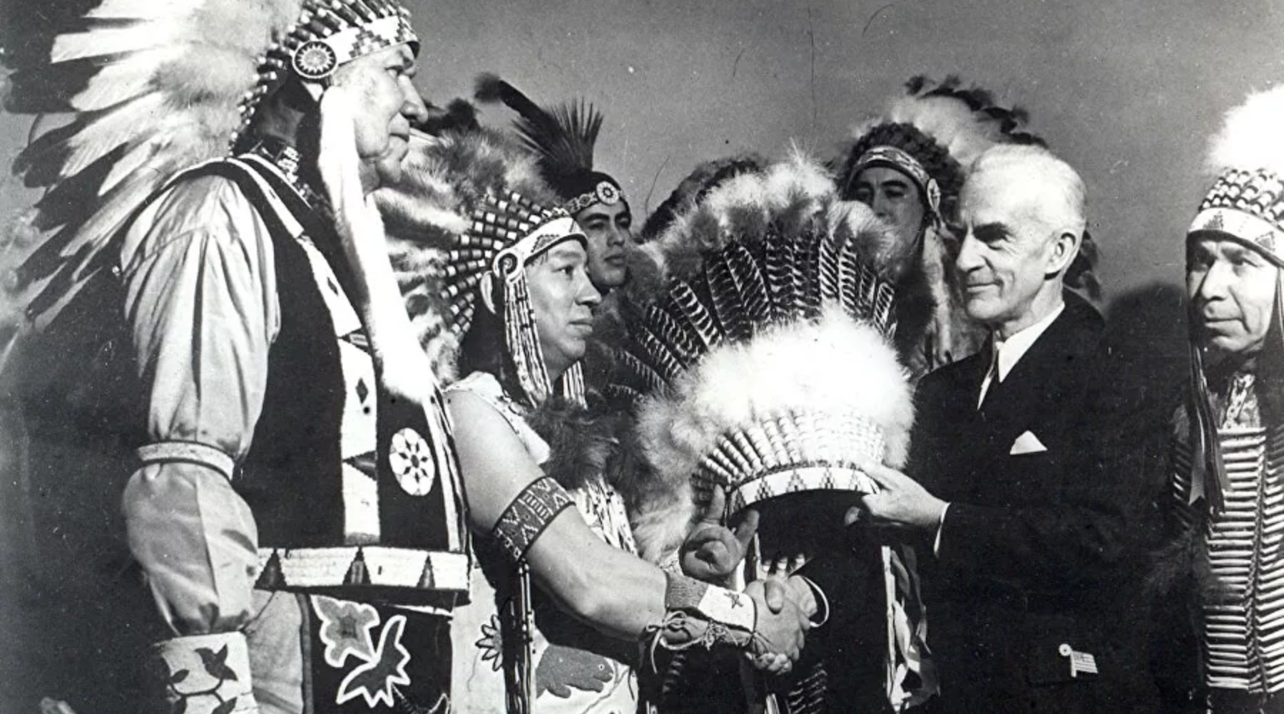 Ceremonija predaje nacionalnog indijanskog ukrasa za glavu u New Yorku, 1942.

