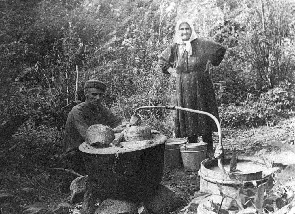 People making their own moonshine, mid-1950s