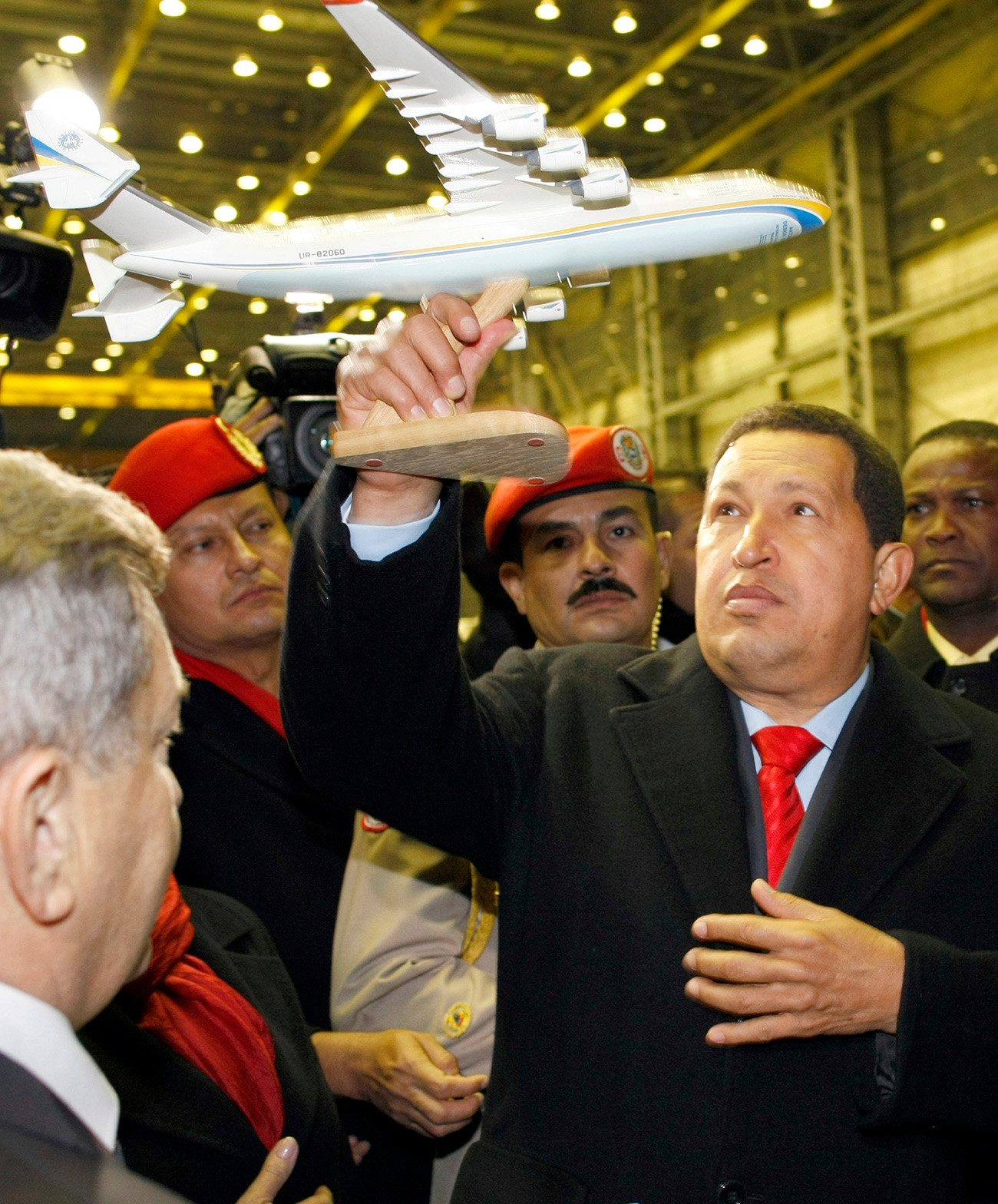 Präsident von Venezuela Hugo Chavez mit einem Model der An-225 Mrija