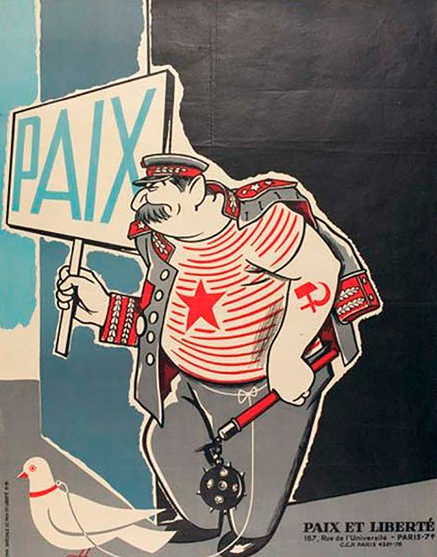 20. “Paz”, reza en francés el cartel que porta Stalin.