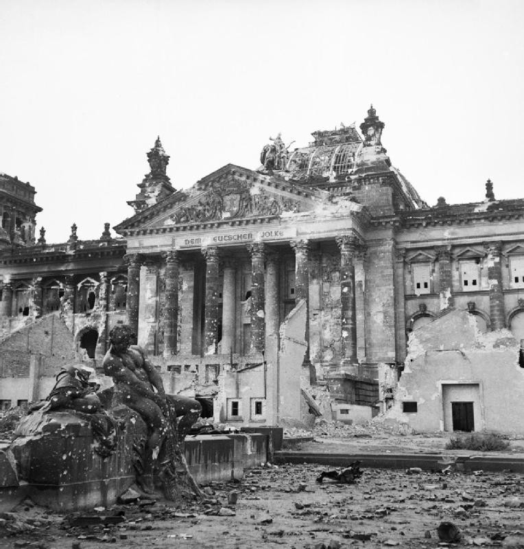 Il Reichstag dopo la cattura da parte delle truppe sovietiche, giugno 1945