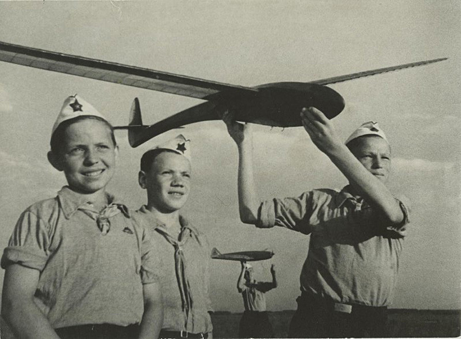 グライダーを作る子供、1937-1939