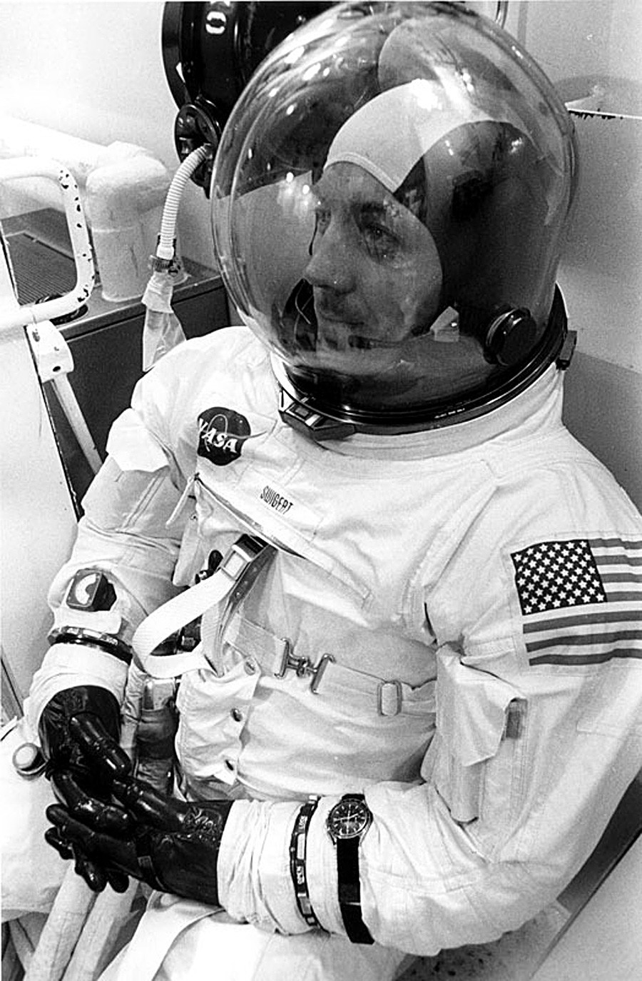 Astronot Amerika Jack Swigert saat hitung mundur sebelum peluncuran Apollo 13, pada 11 April 1970, memakai arloji Omega.