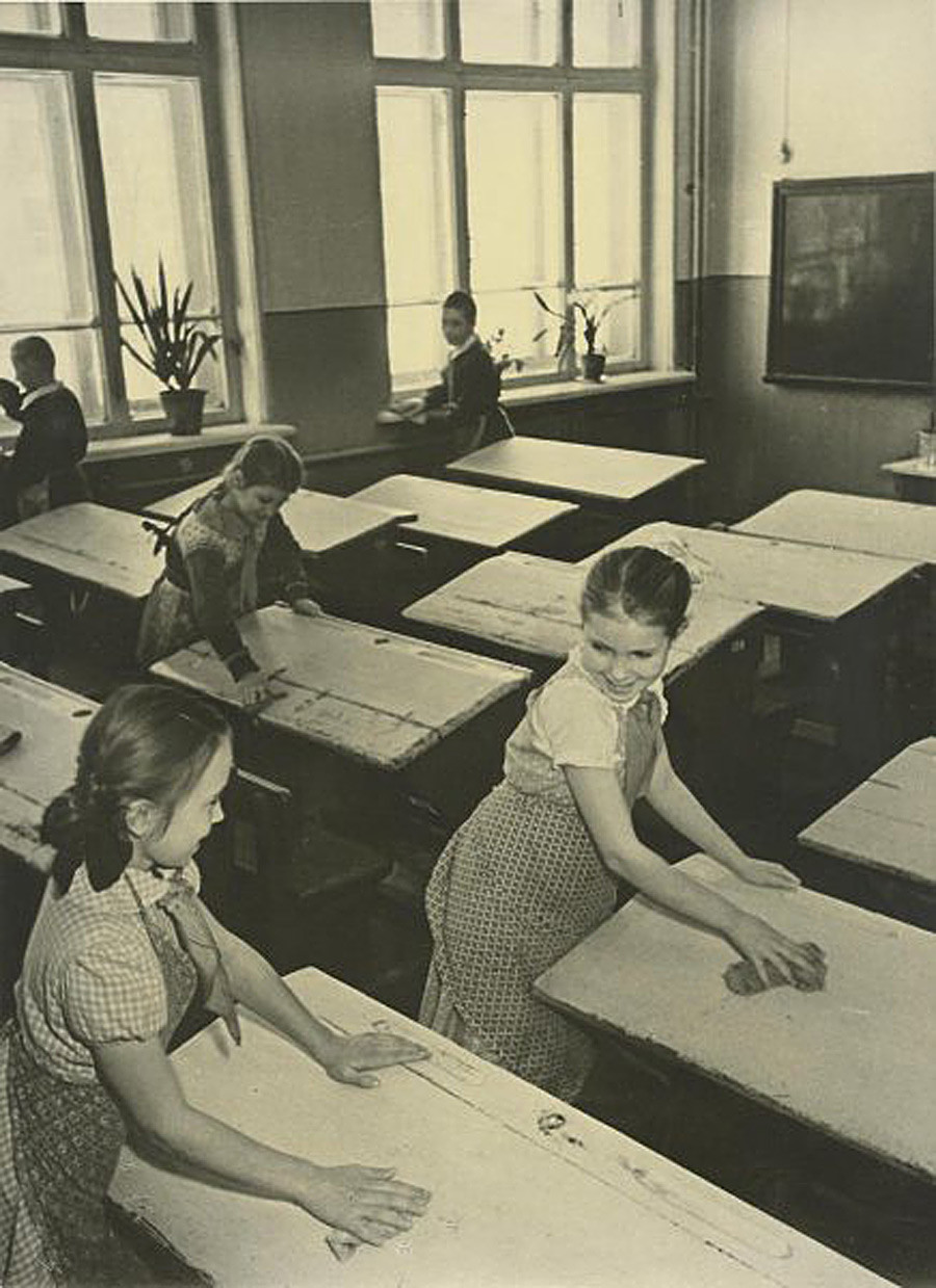 Ordenando las aulas, 1950.
