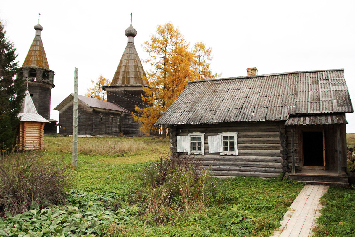 Lesena Cerkev Sv. treh kraljev z zvonikom, Oševenski pogost, Rusija