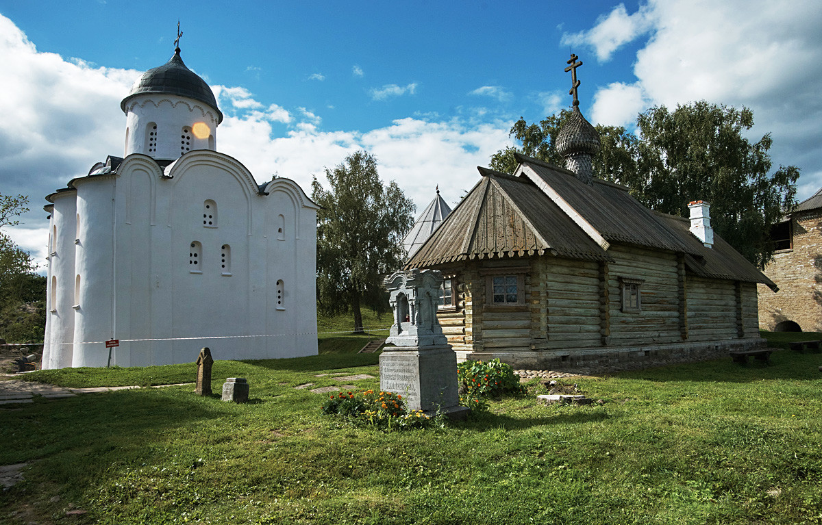 Stara Ladoga, Rusija, znotraj trdnjave; levo cerkev sv. Jurija, na sliki tudi lesena cerkev sv. Dmitrija Solunskega