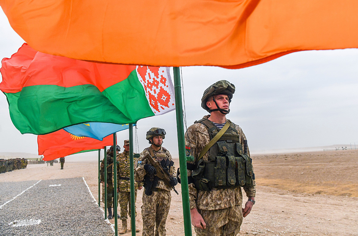 集団安全保障条約機構の諸国からの軍人は軍隊演習で、タジキスタン