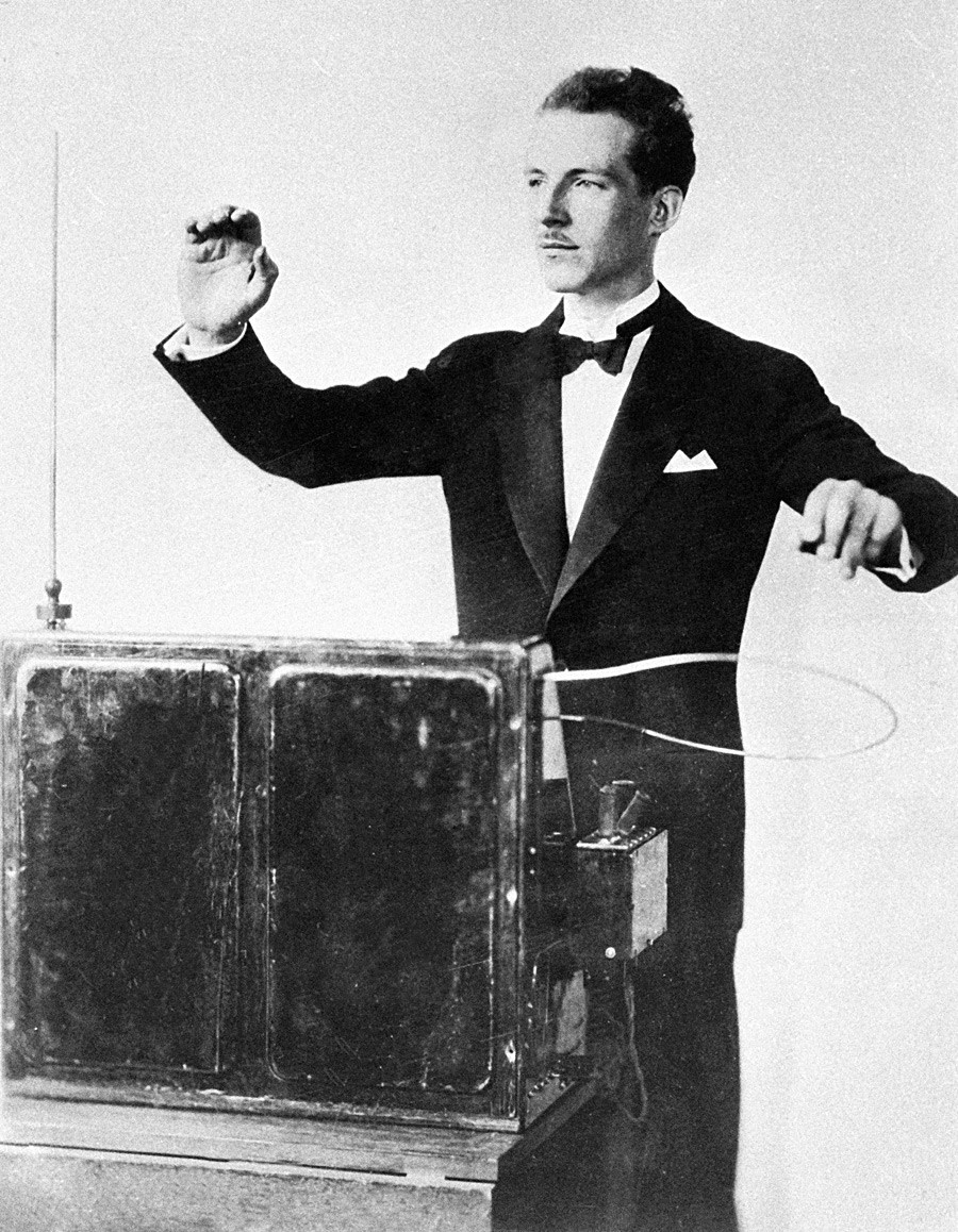 L'ingénieur soviétique Lev Termen jouant du thérémine, instrument musical inventé par lui-même.
