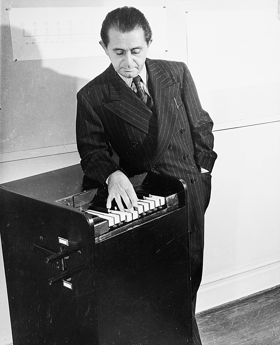 Le rythmicon, ou polyrythmophone, est considéré comme la première boîte à rythmes électronique au monde et a été inventé en 1931 par le compositeur américain Henry Cowell et l'inventeur russe Lev Termen.