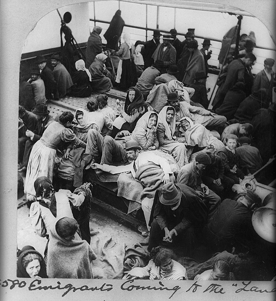 Емигранти, вероватно Руси или Пољаци, на броду који се приближава Њујорку, САД. 1900.