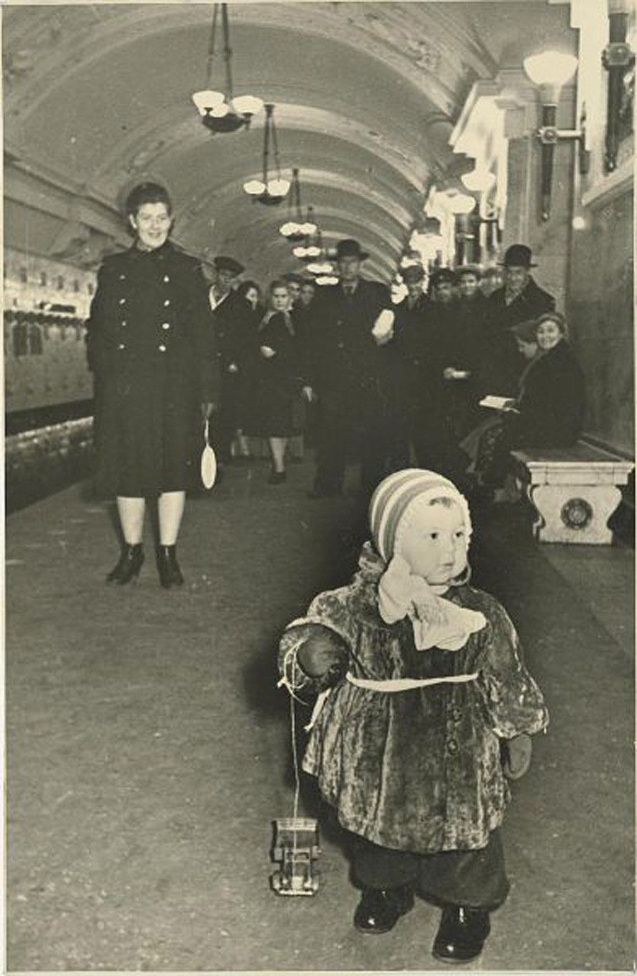 Di stasiun kereta bawah tanah, 1950-an.
