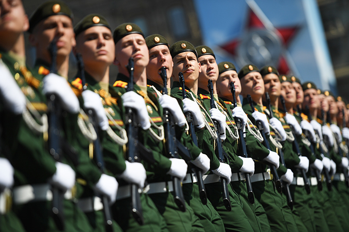 Des cadets de l'Université militaire du ministère russe de la Défense défilent lors d’une répétition de la parade du Jour de la Victoire sur la place Rouge, à Moscou.