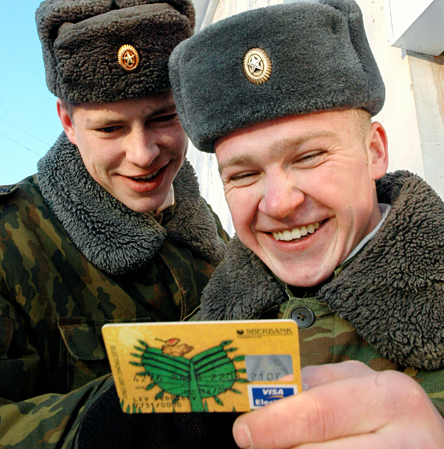 Des militaires sous contrat reçoivent leur salaire d'un distributeur automatique de billets.