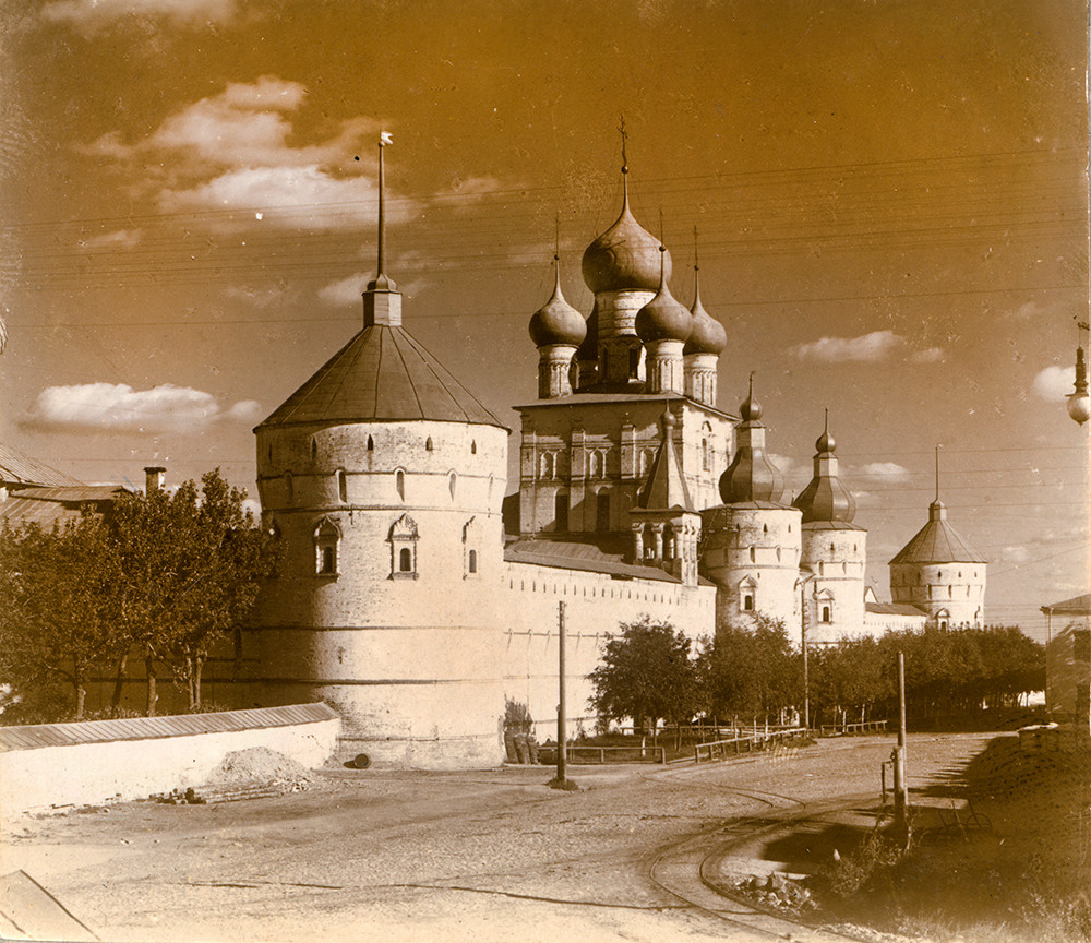 Rostov kremlin. West wall with Church of St. John the Divine over West Gate. Northwest view. Summer 1911