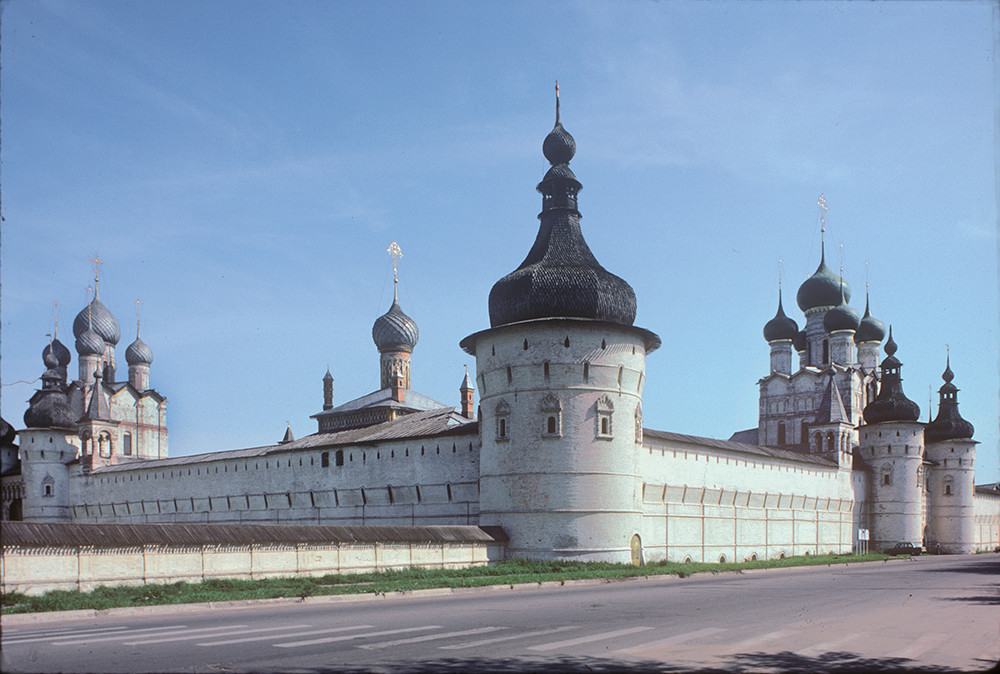 Rostov kremlin, west wall, northwest view.  From left: Resurrection Church over North Gate, Church of Hodegetria Icon, northwest tower, Church of St. John the Divine over West Gate. August 
 1988