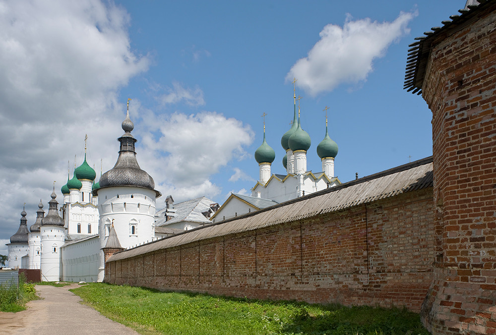 Rostov kremlin. West wall with Church of St. John the Divine. Center: White Chamber & Church of St. Gregory the Divine. Southwest view. July 2019 