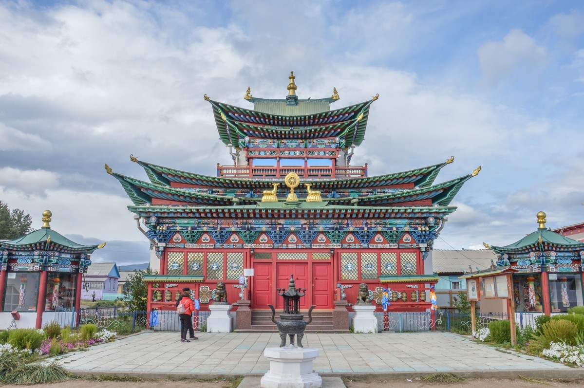 L’un des temples renferme le vénéré corps du Pandito Khambo-lama Dachi-Dorjo Itigilov (1852-1927) qui, un jour, en position du lotus, est entré dans un état méditatif si profond qu’il n’en est jamais sorti. Certains le disent même encore vivant.