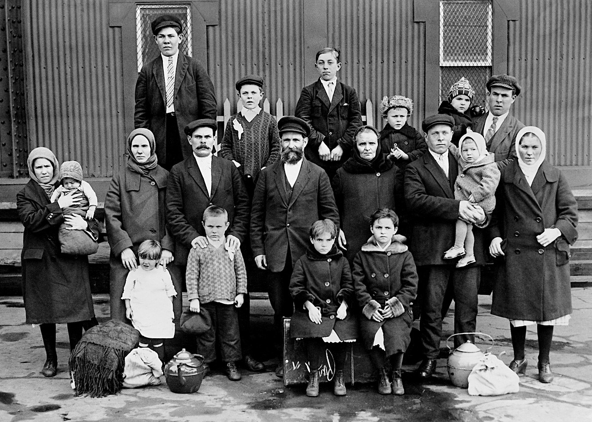 Une famille d'immigrants russes après son arrivée à l'embarcadère d'Ellis Island, le point de contrôle des immigrants. 