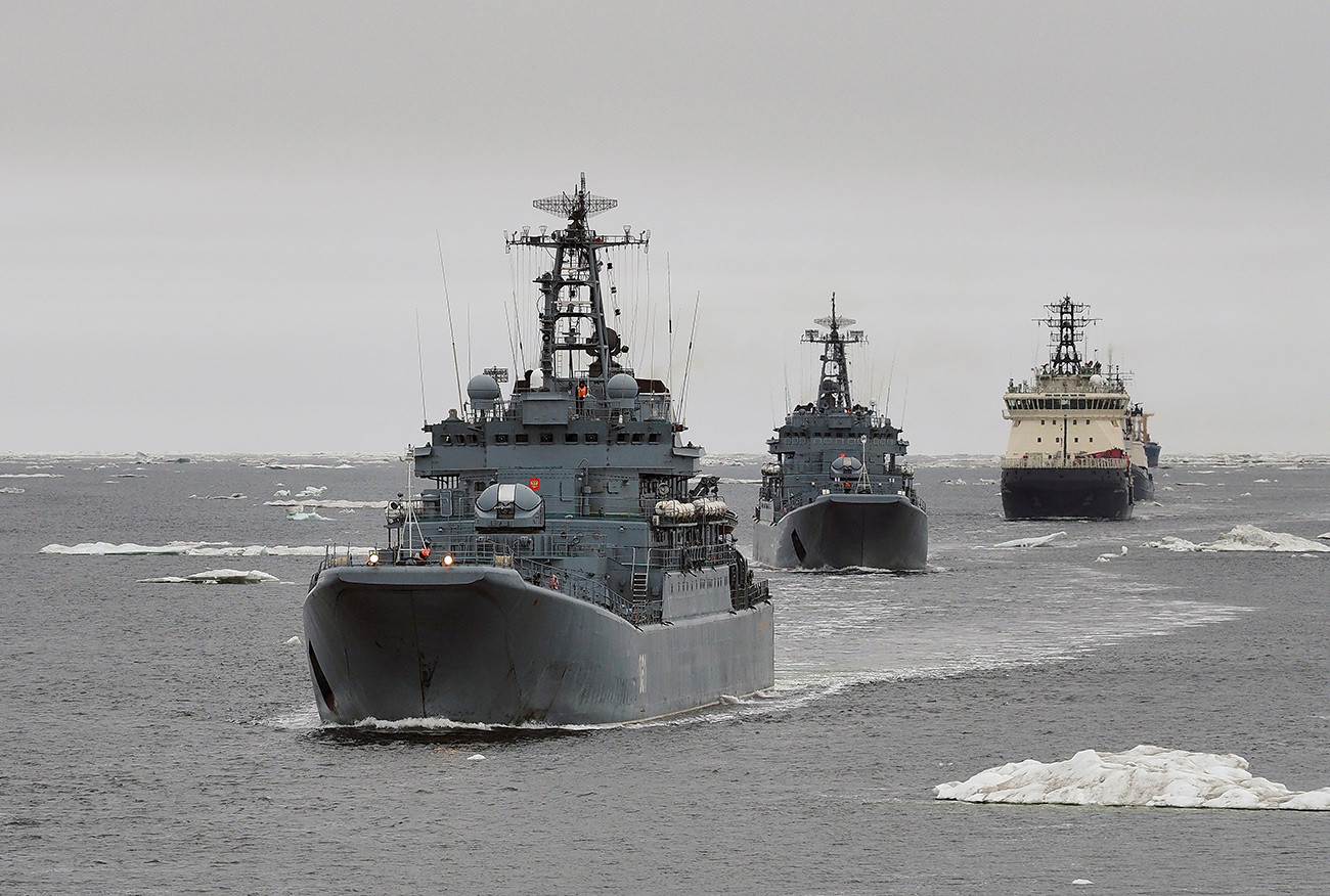 Barcos rusos Alexánder Otrakovski, Kondopoga y rompehielos Iliá Múromets en el Ártico.