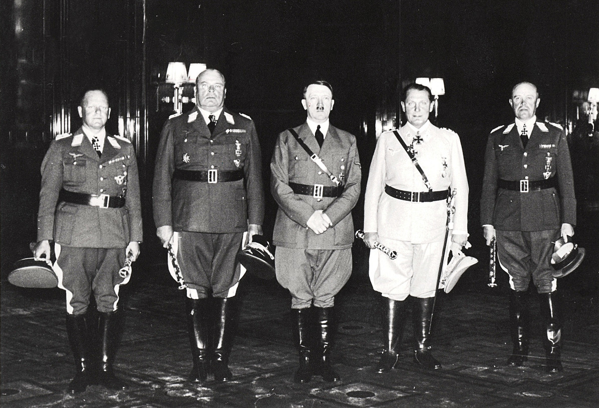 Les nouveaux maréchaux généraux de la Luftwaffe, de gauche à droite : Erhard Milch, Hugo Sperrle, Adolf Hitler, le Reichsmarschall Hermann Goering et Albert Kesselring.