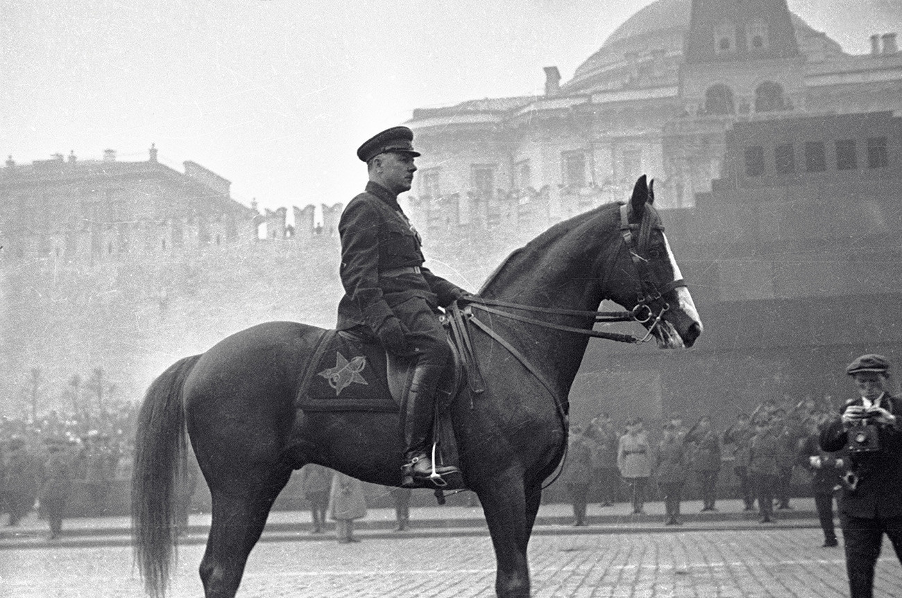 Народниот комесар за одбрана на СССР Климент Ефремович Ворошилов на парада, Црвен плоштад, Москва. 