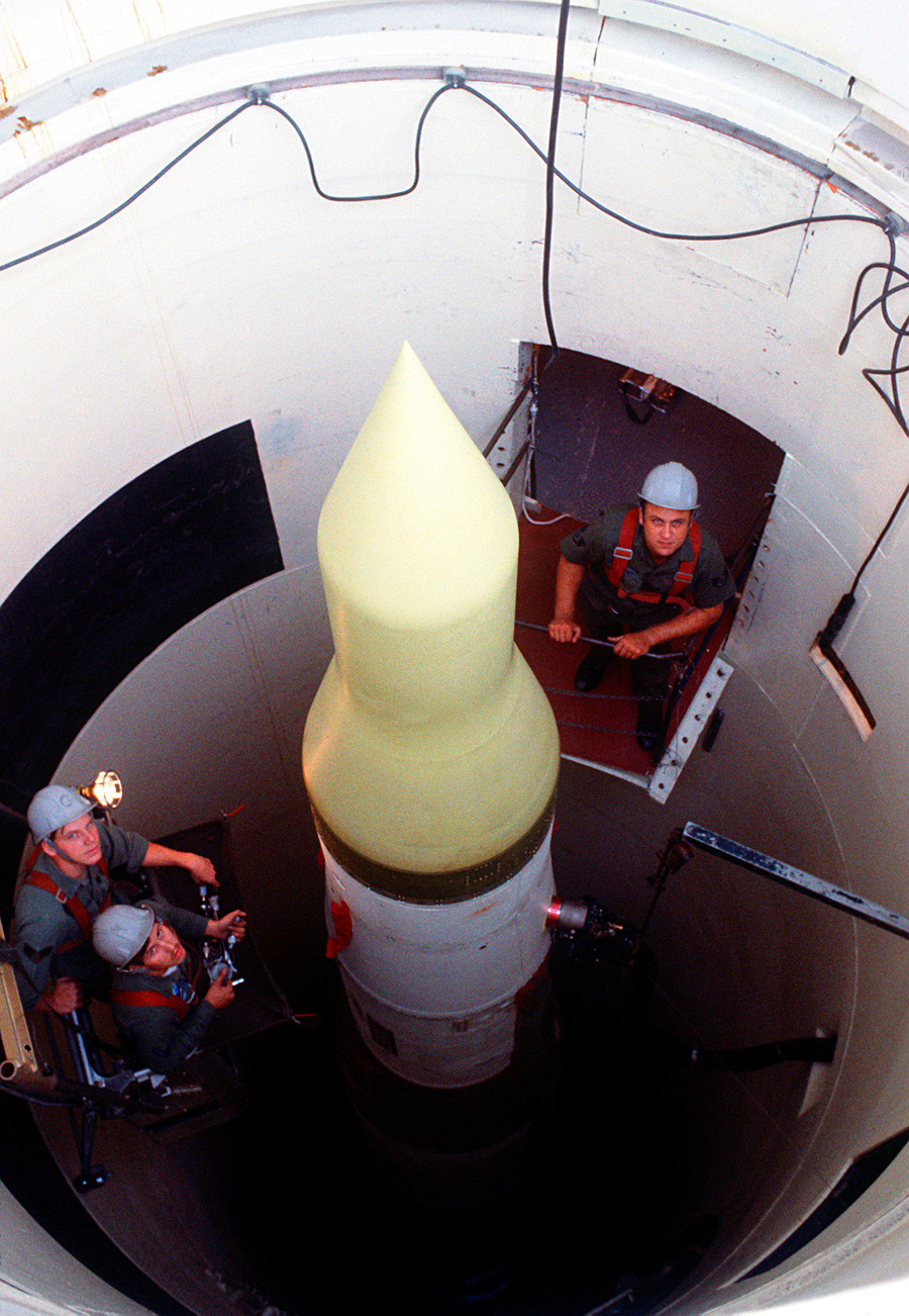 Des techniciens de l'U.S. Air Force réalisent un contrôlent électrique d'un missile balistique intercontinentale dans son silo, au sein de la Whiteman Air Force Base, dans le Missouri.