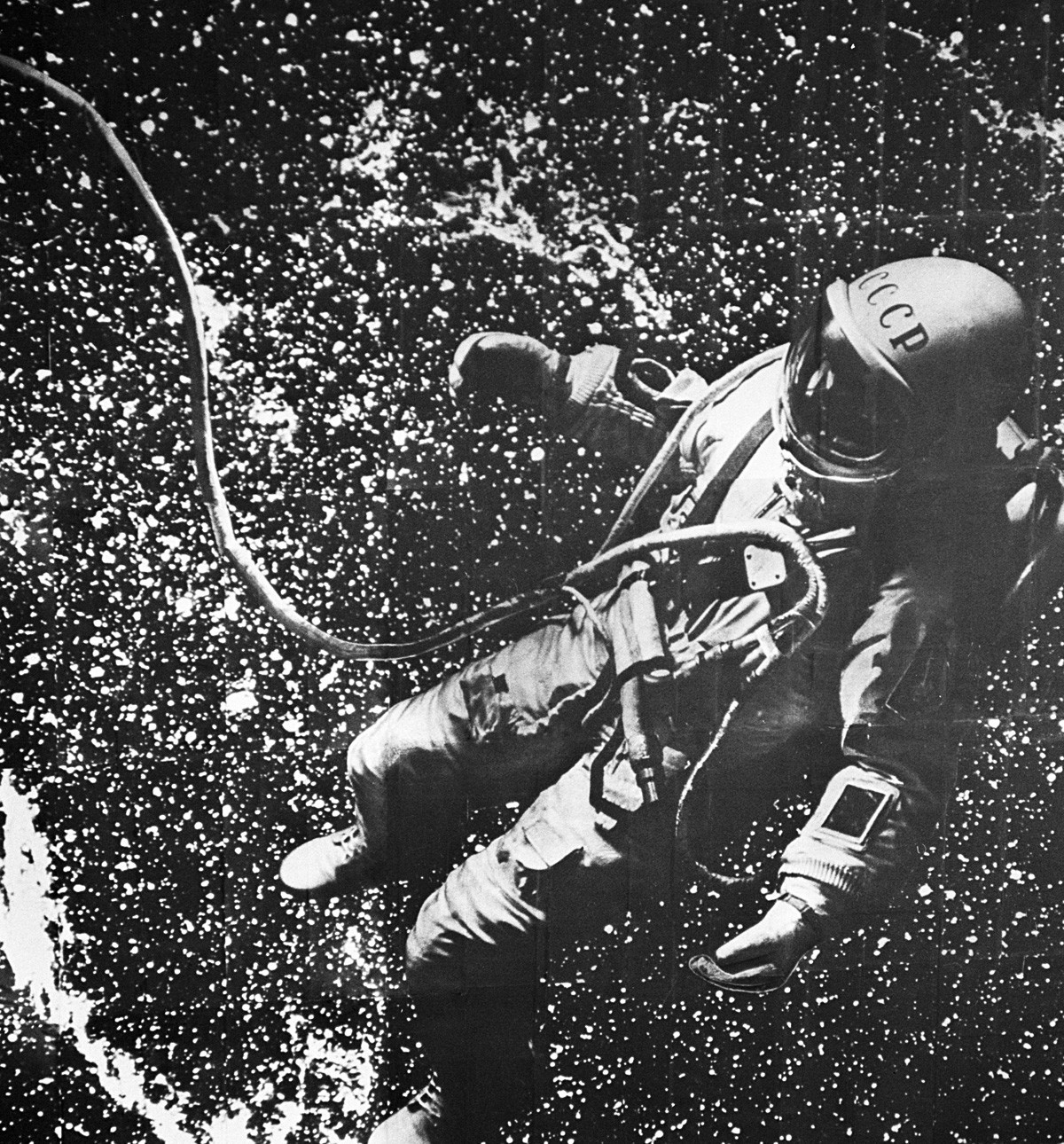Pilot-kozmonaut SSSR Aleksej Arhipovič Leonov u otvorenom svemiru